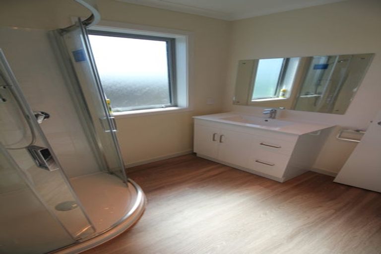 Photo of property in 13 Warrington Grove, Newlands, Wellington, 6037