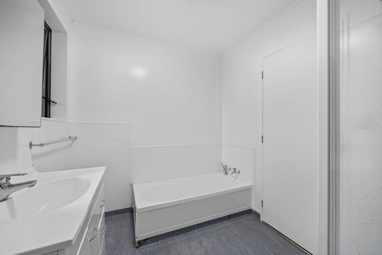 Photo of property in 29 Woodbank Drive, Glen Eden, Auckland, 0602