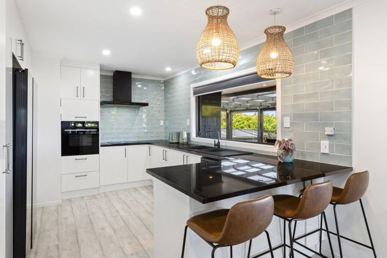 Photo of property in 10 Cottonwood Place, Kawakawa Bay, Papakura, 2585