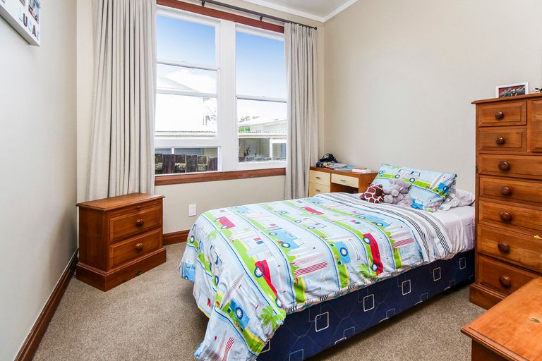 Photo of property in 87 Golf Road, New Lynn, Auckland, 0600