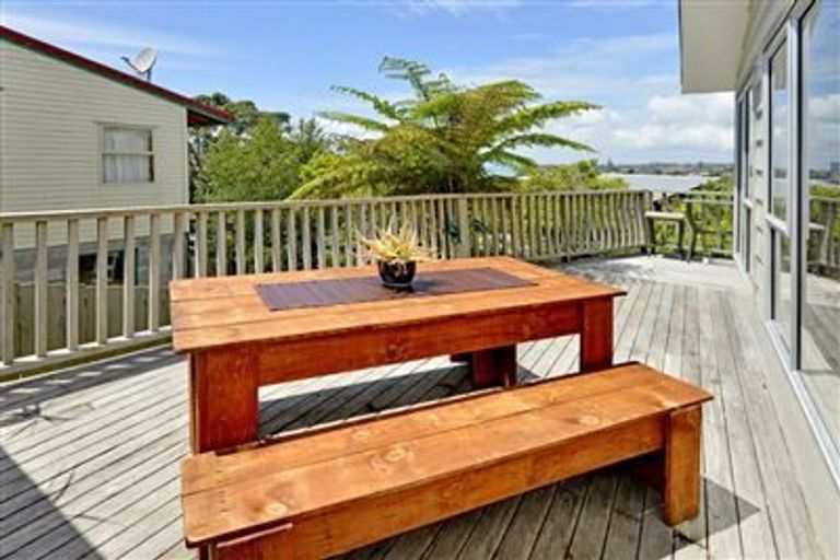 Photo of property in 1/552 Beach Road, Rothesay Bay, Auckland, 0630