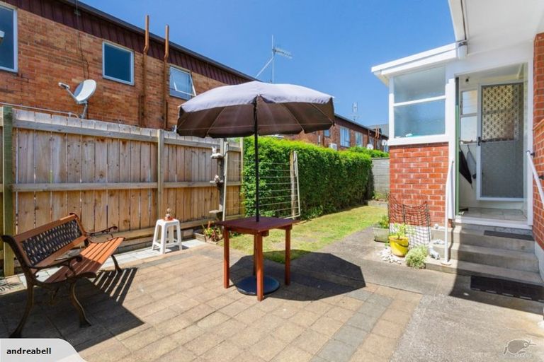 Photo of property in 2/22 Inverness Road, Browns Bay, Auckland, 0630