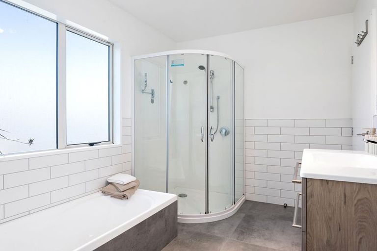 Photo of property in 16 Dudley Road, Lyttelton, 8082