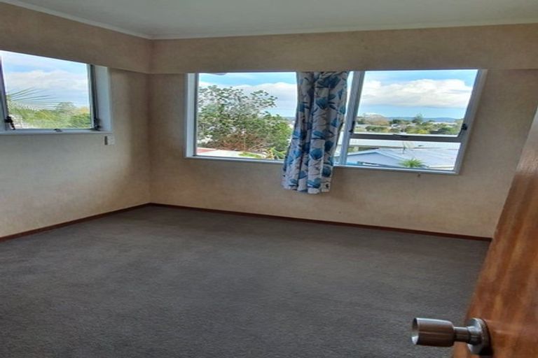 Photo of property in 2/25 Gill Avenue, Te Atatu Peninsula, Auckland, 0610
