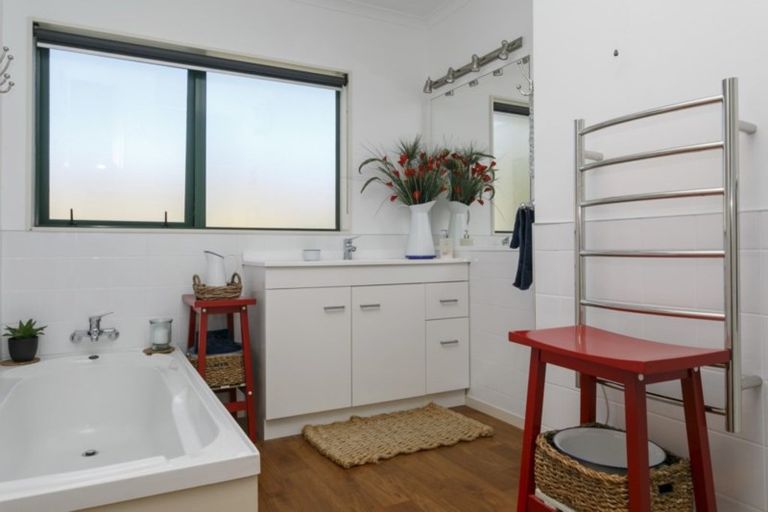 Photo of property in 30 Fairview Terrace, Waipahihi, Taupo, 3330