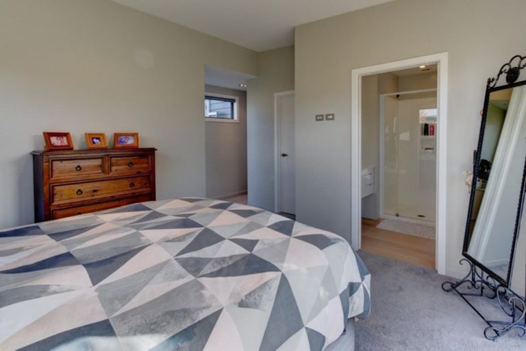 Photo of property in 2 Kahu Close, Wanaka, 9305