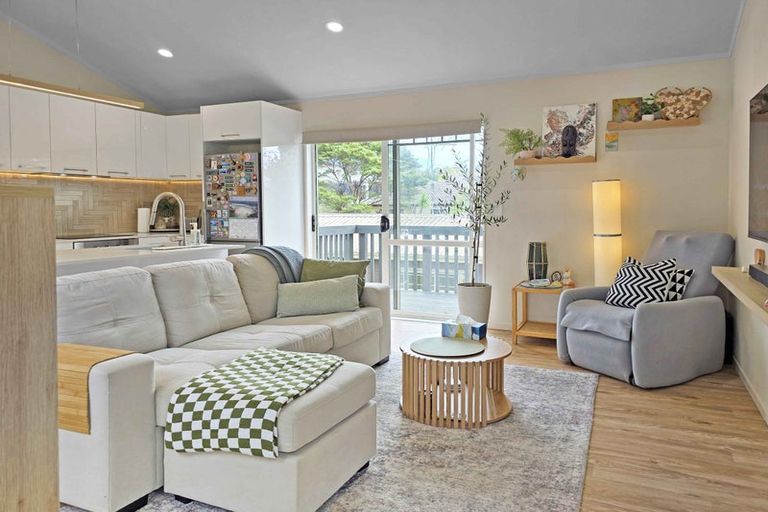 Photo of property in 86a Colwill Road, Massey, Auckland, 0614