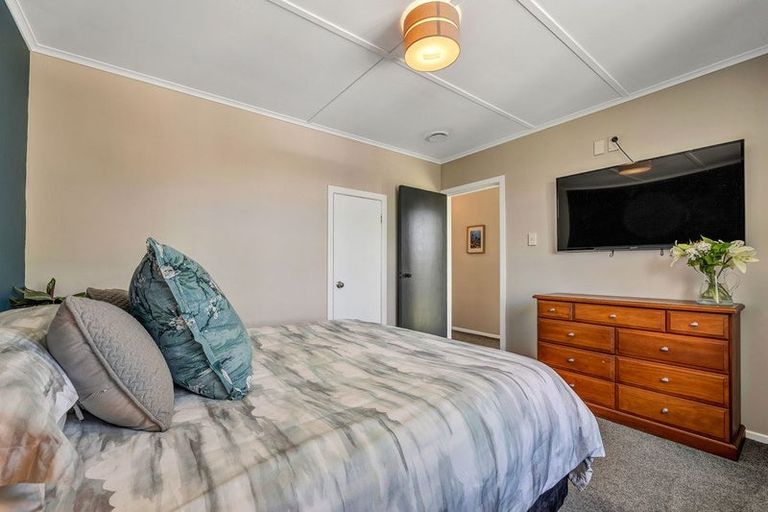 Photo of property in 33 Turakina Street, Merrilands, New Plymouth, 4312