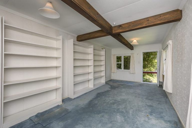 Photo of property in 42 Versailles Street, Karori, Wellington, 6012