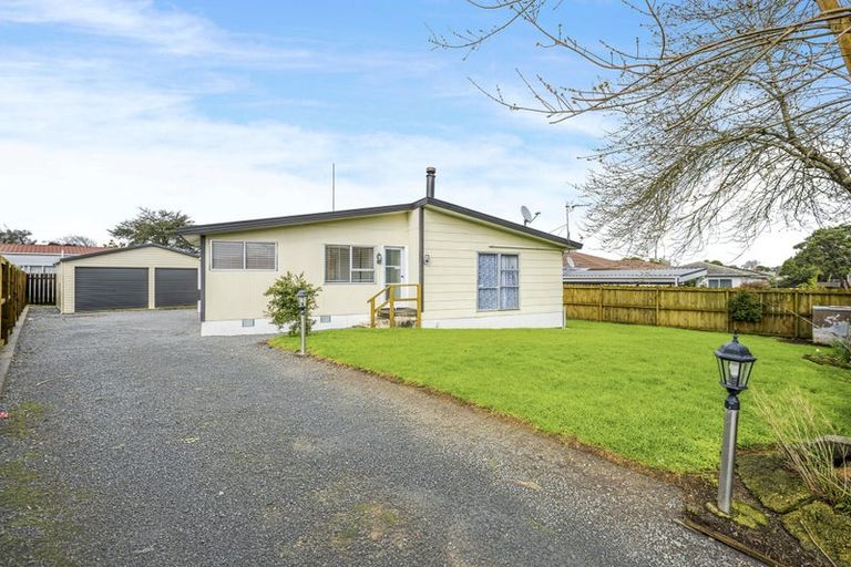 Photo of property in 13 Helms Place, Manurewa, Auckland, 2102
