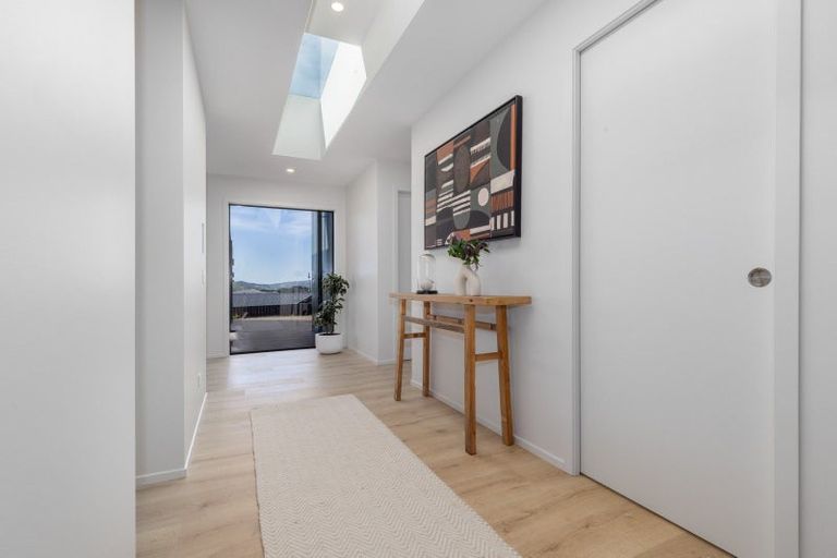 Photo of property in 6 Okupe Grove, Aotea, Porirua, 5024