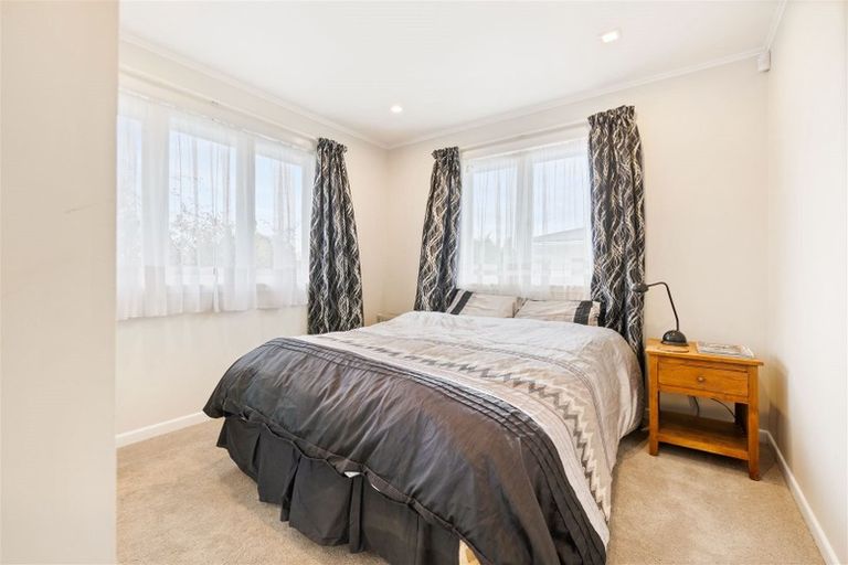 Photo of property in 3 Rewarewa Road, Te Atatu Peninsula, Auckland, 0610