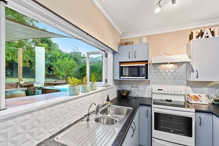 Photo of property in 19 Hartley Terrace, Massey, Auckland, 0614