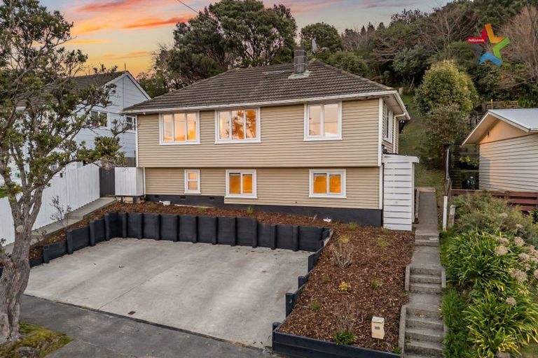 Photo of property in 21 Franklyn Road, Tawa, Wellington, 5028