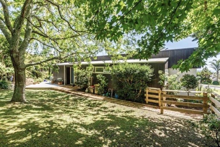 Photo of property in 2 Pine Hill Crescent, Browns Bay, Auckland, 0630
