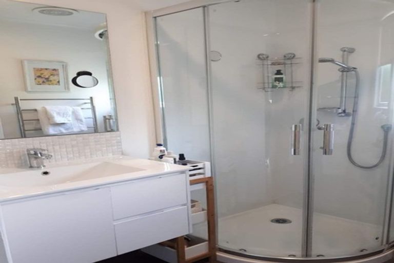 Photo of property in 15 Lowtherhurst Road, Massey, Auckland, 0614