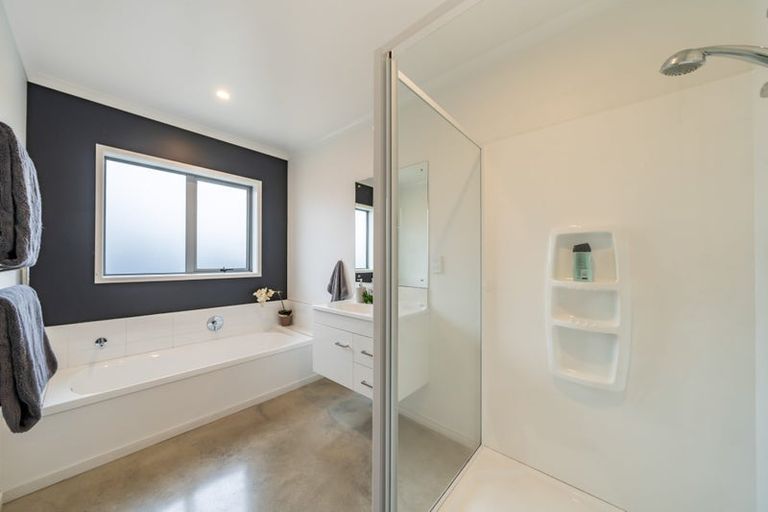 Photo of property in 14 Passchendaele Grove, Trentham, Upper Hutt, 5018