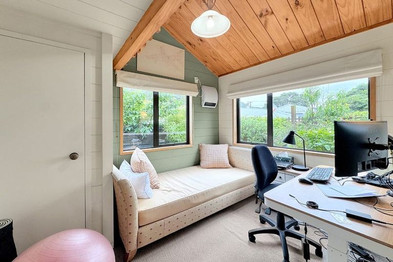 Photo of property in 123 Marine Parade, Eastbourne, Lower Hutt, 5013