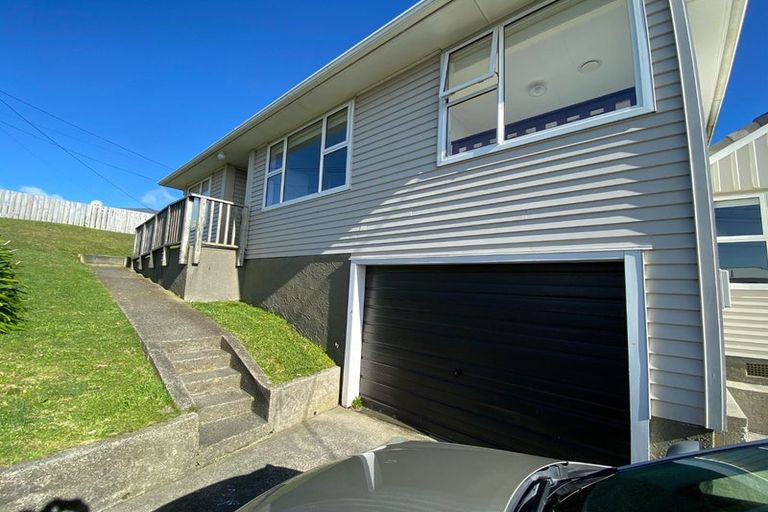 Photo of property in 32 Kenmore Street, Newlands, Wellington, 6037
