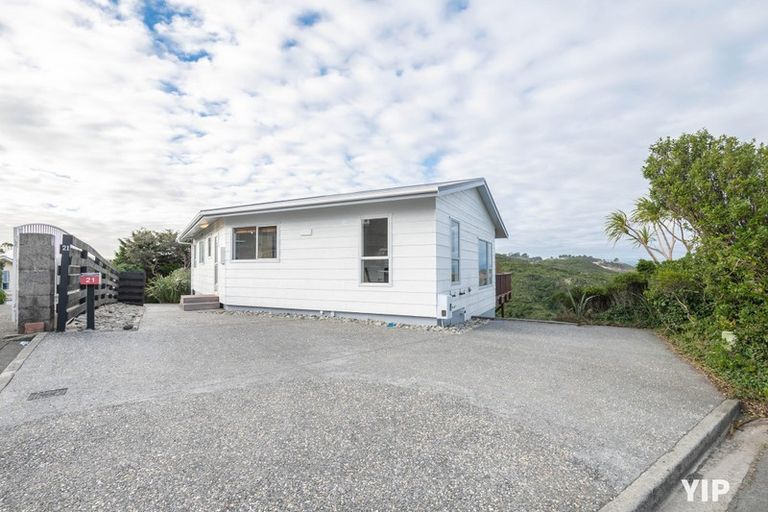 Photo of property in 21 Sunhaven Drive, Newlands, Wellington, 6037