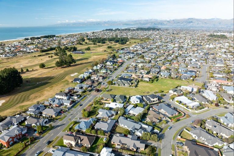 Photo of property in 24 Foresters Crescent, Parklands, Christchurch, 8083