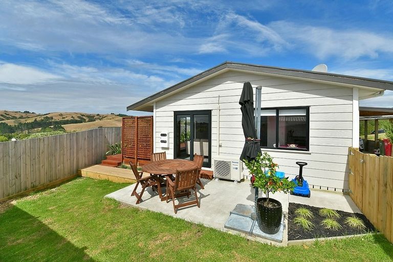 Photo of property in 16 Rauta Way, Helensville, 0800