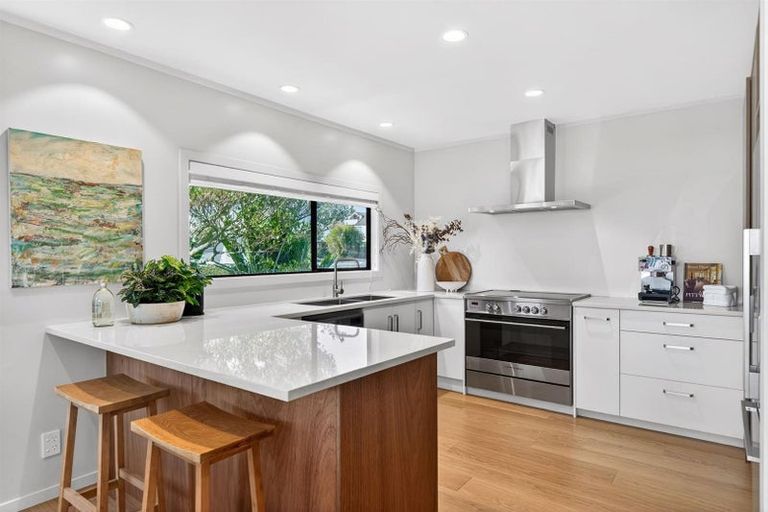 Photo of property in 2/10 Sylvan Park Avenue, Milford, Auckland, 0620