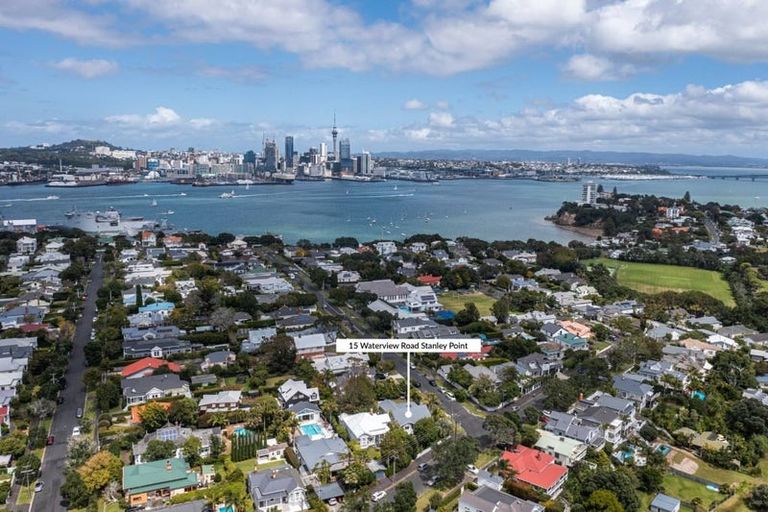 Photo of property in 15 Waterview Road, Stanley Point, Auckland, 0624