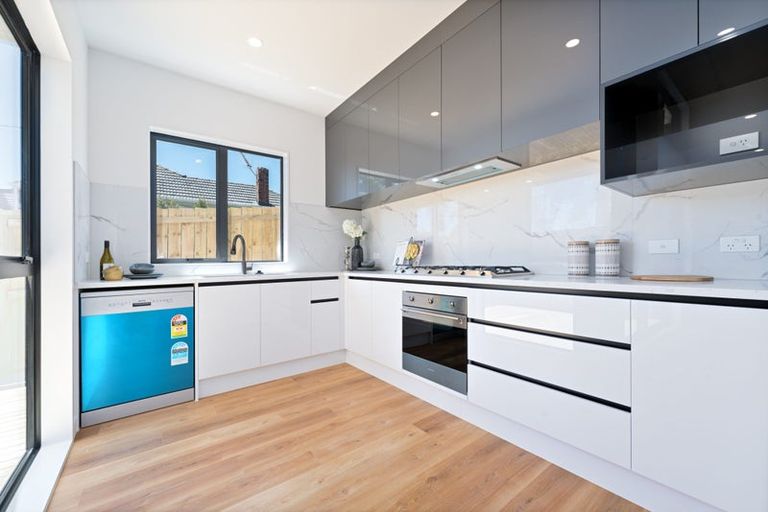 Photo of property in 21b Barron Drive, Green Bay, Auckland, 0604