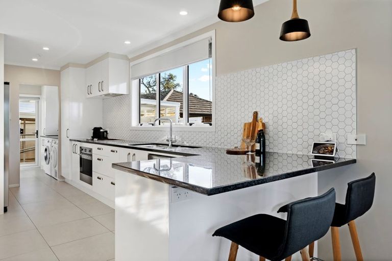 Photo of property in 4 Rixon Place, Te Atatu Peninsula, Auckland, 0610