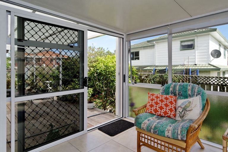 Photo of property in 4 Davern Lane, New Lynn, Auckland, 0600
