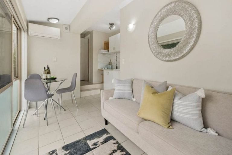Photo of property in 1/10 Mcquoid Place, Glenfield, Auckland, 0629