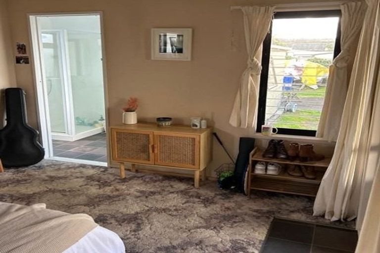 Photo of property in 8 Wallis Street, Raglan, 3225