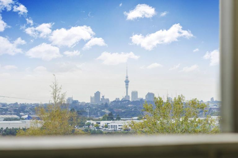 Photo of property in 21 Denarius Lane, Glendene, Auckland, 0602