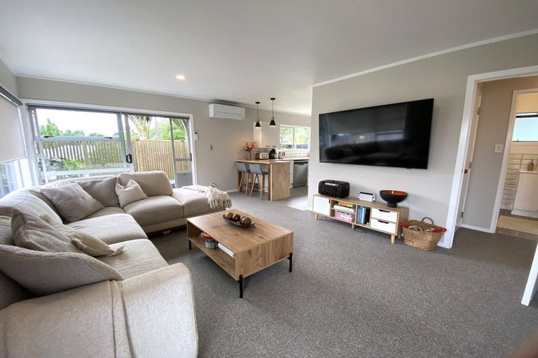 Photo of property in 1/38 Aeroview Drive, Beach Haven, Auckland, 0626