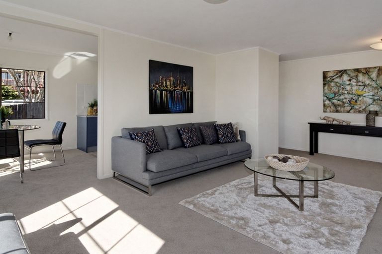 Photo of property in 10 Longfellow Parade, Glen Eden, Auckland, 0604