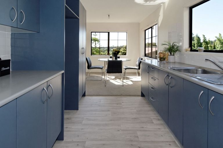 Photo of property in 10 Longfellow Parade, Glen Eden, Auckland, 0604