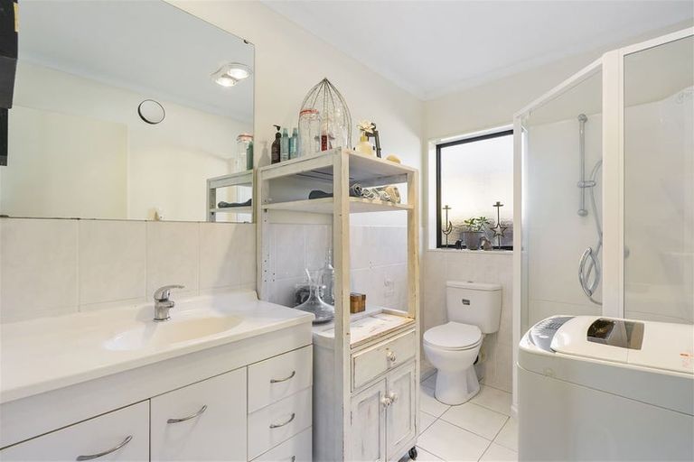 Photo of property in 37 Minaret Drive, Bucklands Beach, Auckland, 2014