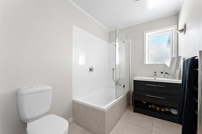 Photo of property in 18 Murray Road, Te Atatu Peninsula, Auckland, 0610
