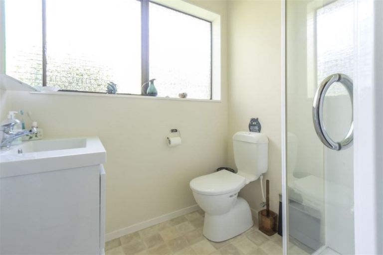 Photo of property in 4f2 Stewart Drive, Newlands, Wellington, 6037