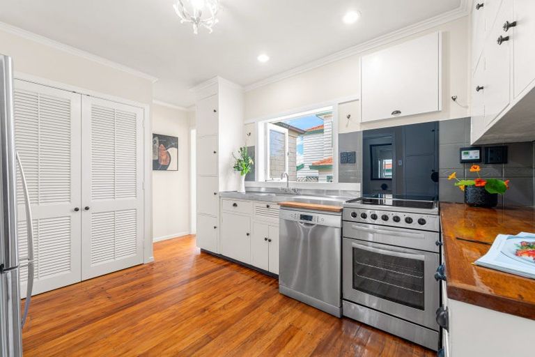 Photo of property in 33 Old Lake Road, Narrow Neck, Auckland, 0624