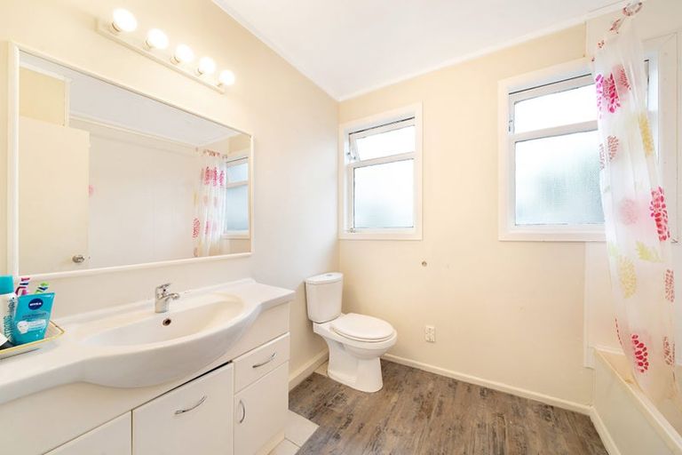 Photo of property in 2/7 Mcleod Road, Henderson, Auckland, 0612