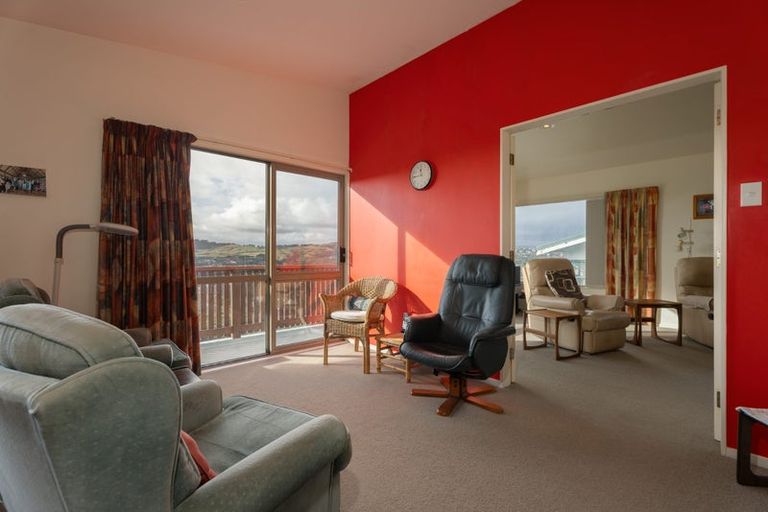 Photo of property in 1 Atamira Close, Churton Park, Wellington, 6037