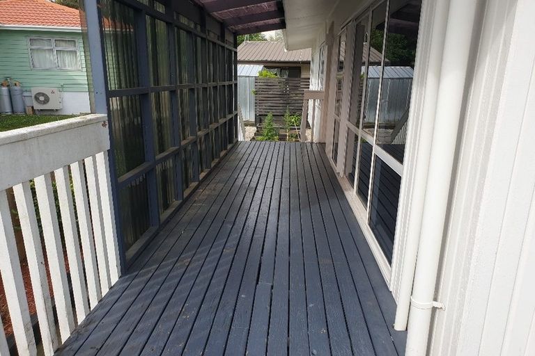 Photo of property in 34 Kemp Road, Massey, Auckland, 0614