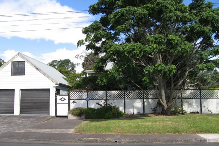 Photo of property in 22 Cliff View Drive, Green Bay, Auckland, 0604