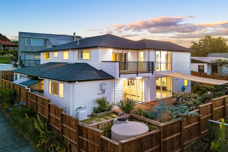 Photo of property in 38a Pokapu Street, Titirangi, Auckland, 0600