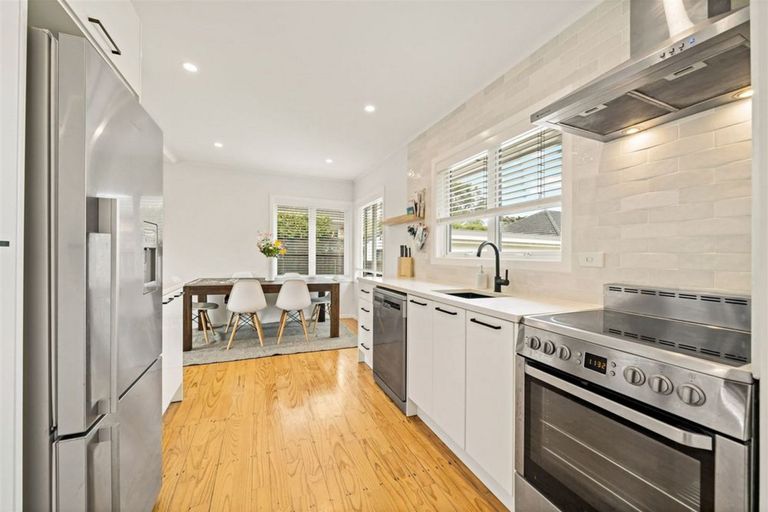 Photo of property in 4 London Street, Te Atatu Peninsula, Auckland, 0610