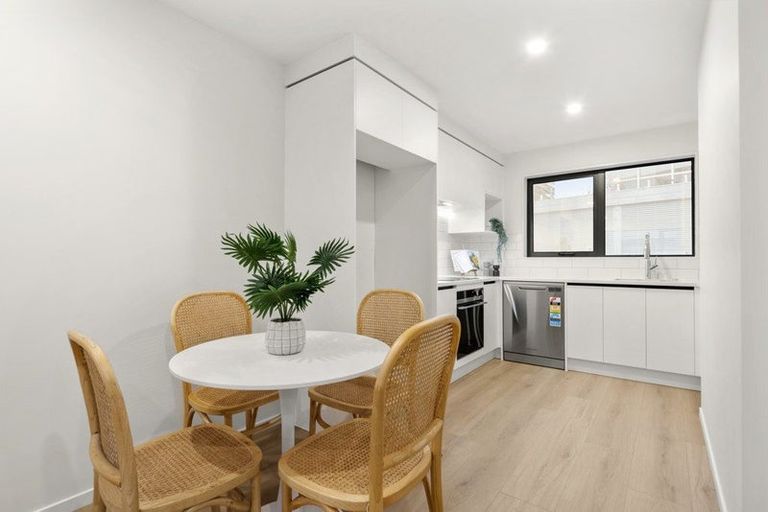 Photo of property in 3/1088 Beach Road, Torbay, Auckland, 0630