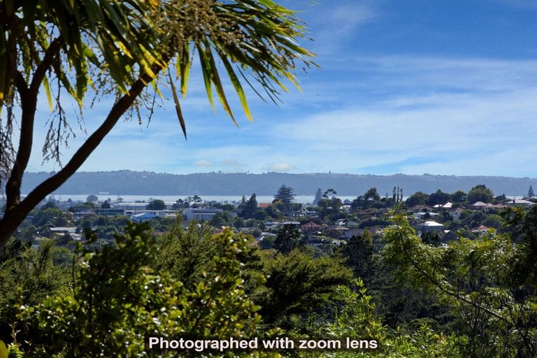 Photo of property in 10 Longfellow Parade, Glen Eden, Auckland, 0604