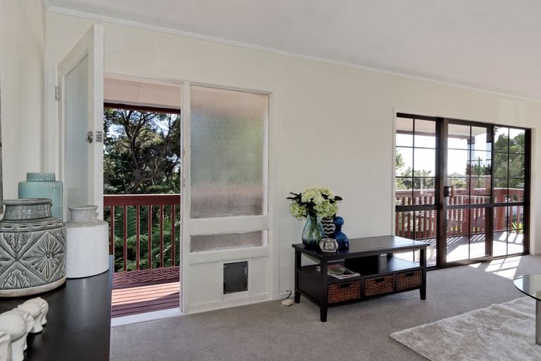 Photo of property in 10 Longfellow Parade, Glen Eden, Auckland, 0604